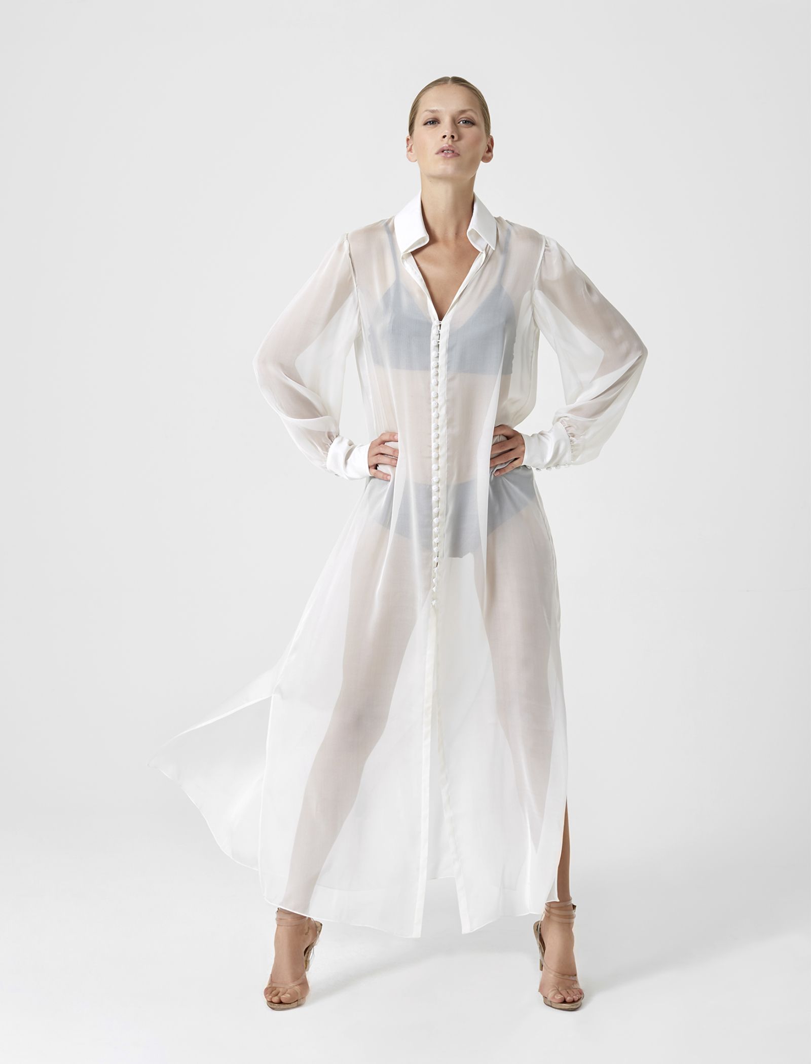 Abito camicia maxi in seta trasparente con spacchi