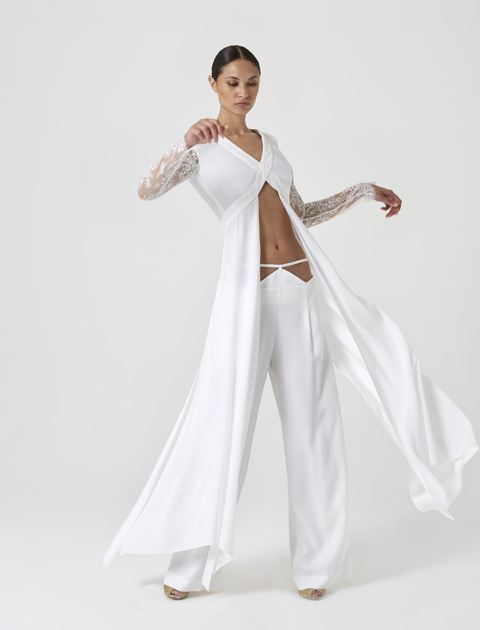 Top a maniche lunghe con spacchi maxi a campana